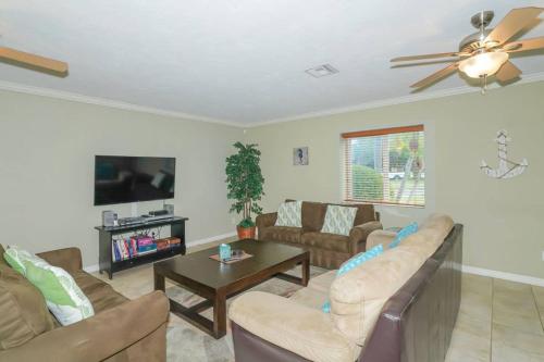 Heated Pool Home - Perfect Location - Walk to Beach, Restaurants and More! detail