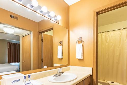 Americas Best Value Inn St. Marys in Saint Marys, USA
