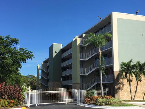 Days Inn by Wyndham Fort Lauderdale Airport Cruise Port - image 2