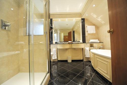 room detail thumbnail 2