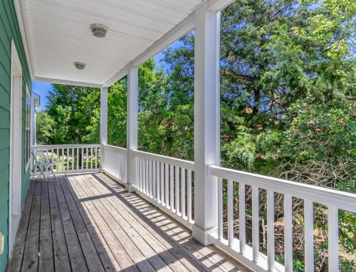 Southern Sandbox - Short Walk to Beach 5 Bedroom 4.75 Bathroom Sleeps 18 - image 3