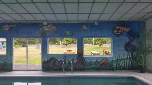 Silver Surf Motel - image 2