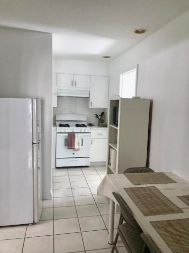 Kitchen, 3 Bedrooms Guest House, Pacific Beach, Sea World, Downtown,& 3 bus lines-3 in Bay Park