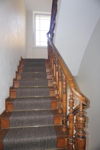 One-Bedroom Apartment image 1