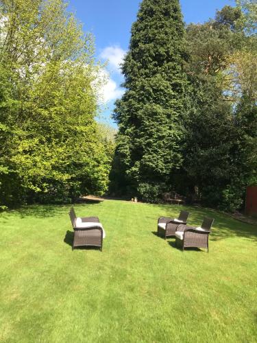 B&B Luton - Beautiful mansion in private gated Rd Hot tub FREE SAUNA - Bed and Breakfast Luton