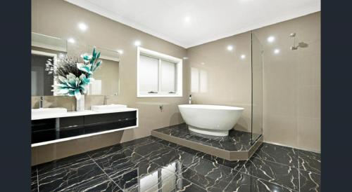 Fürdőszoba, ON Keppies - BnB - Family Farm & Wedding Guest Accommodation Paterson NSW in Paterson