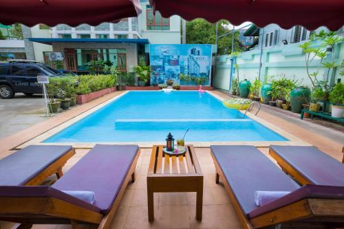 . Ten Mile Hotel