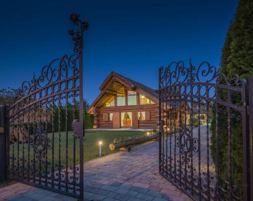 Kert, Baranjska eko drvena kuća (Baranjska eko drvena kuca) in Kopacevo