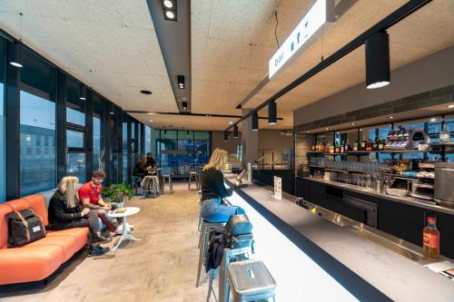 Pub/Lounge, a&o Graz Hauptbahnhof in Graz