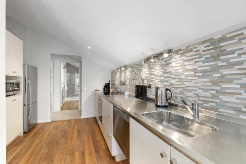 Stylish apartment, Lake Wanaka views