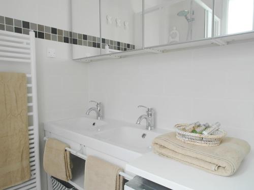 Chambre d hôte : Louvre Elegant Apt Suite - image 12