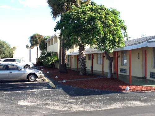 Sunset Inn- Fort Pierce, FL in 皮爾斯堡海灘