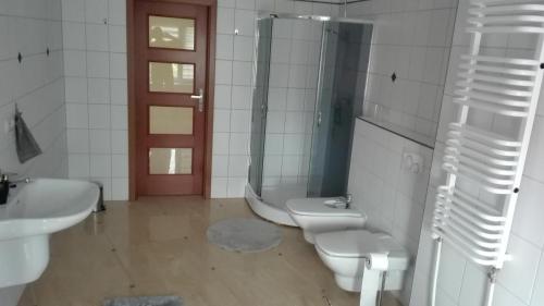 Ванна кімната, Apartament 150m2 SZCZYTNO Mazury City CENTER Lake View in Щитно