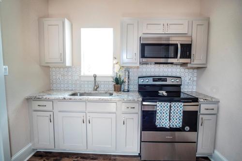 Beautiful Guest House on New Built Home Near Downtown in San Antonio, USA