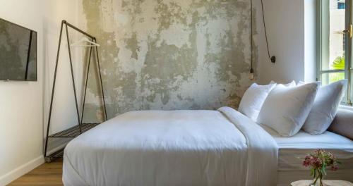 Superior King Room image 3