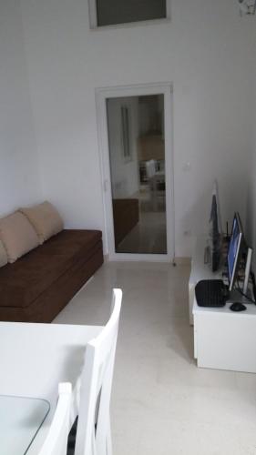 One and a half etage completely new equipped apartment with terasa and balcony @ 50 sqm 75 m off Adriatic beach in monthly based rental hiring - image 4