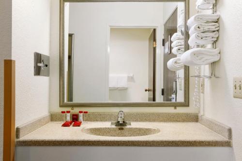 Baymont by Wyndham Waukesha - Hotel