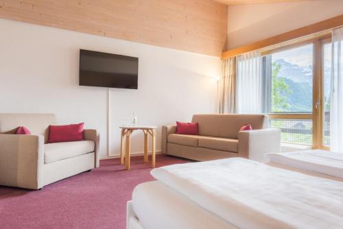 2 twin beds, 1 sofa bed
