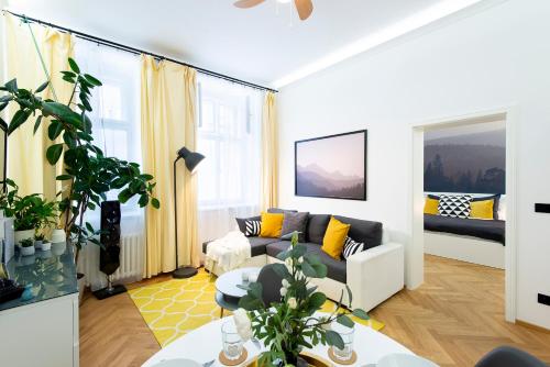 Bright And Colorful Apt Under Vyšehrad Castle with Netflix!