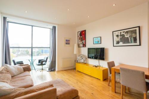 Superb 1 Bed Flat Near Shoreditch For 2 People, , London