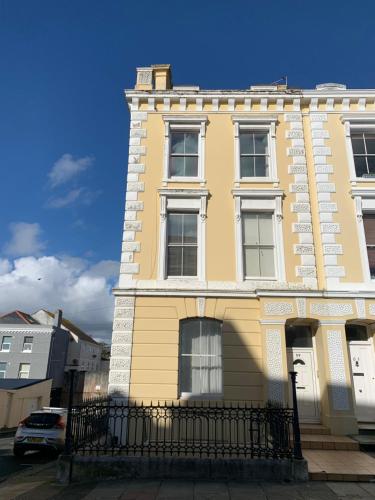Bright Newly Refurbished Plymouth Hoe Hideaway
