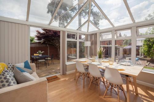 Townhouse with garden and hot tub close to Worcester, Malvern & M5 sleeps 5