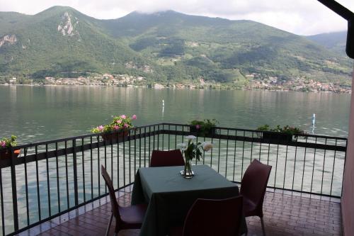 ระเบียง/ชานเรือน, Albergo Ristorante Punta Dell'Est in อิสเซโอ