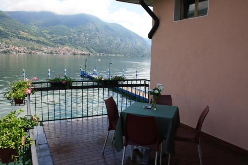 ระเบียง/ชานเรือน, Albergo Ristorante Punta Dell'Est in อิสเซโอ