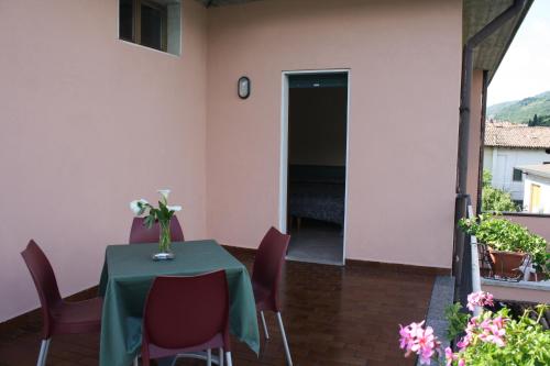 ระเบียง/ชานเรือน, Albergo Ristorante Punta Dell'Est in อิสเซโอ