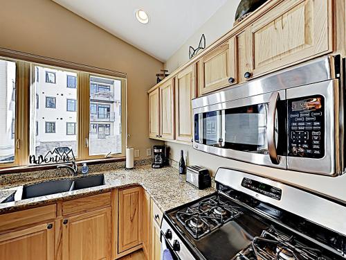 New Listing! End-Unit Townhome With Private Hot Tub Townhouse - image 4