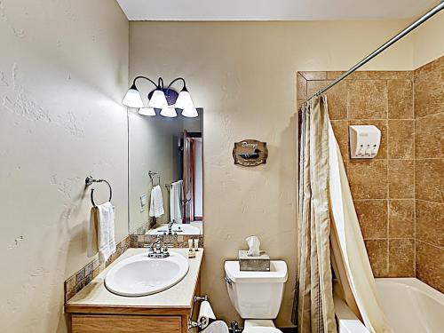 New Listing! End-Unit Townhome With Private Hot Tub Townhouse - image 8