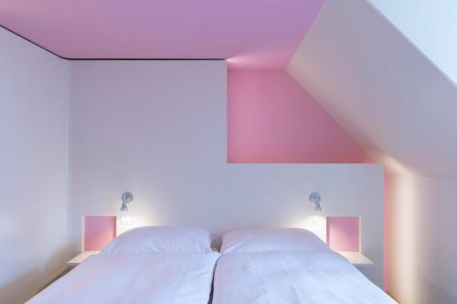 2 twin beds