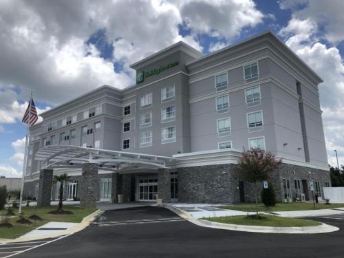 Holiday Inn & Suites - Fayetteville W-Fort Bragg Area, an IHG Hotel