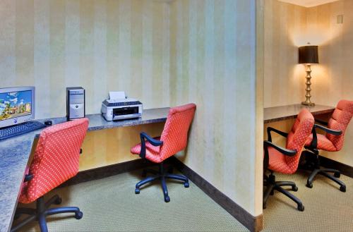 Holiday Inn Express Delano Highway 99 by IHG