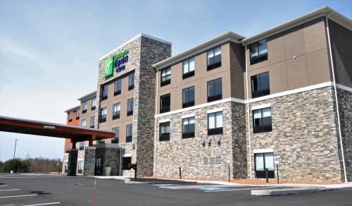 Holiday Inn Express & Suites Clarion, an IHG Hotel