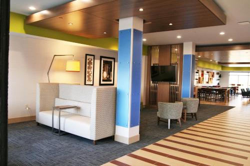 Holiday Inn Express & Suites Clarion, an IHG Hotel