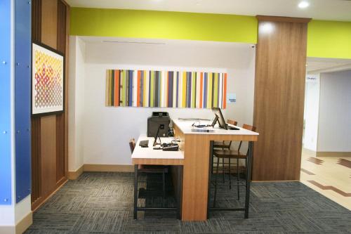 Holiday Inn Express & Suites Clarion, an IHG Hotel