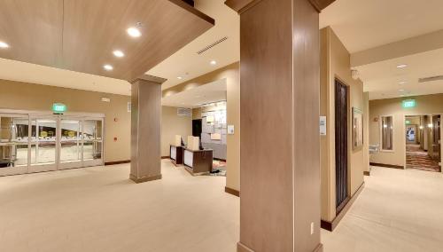 Holiday Inn Express & Suites Plymouth - Ann Arbor Area an IHG Hotel - main image