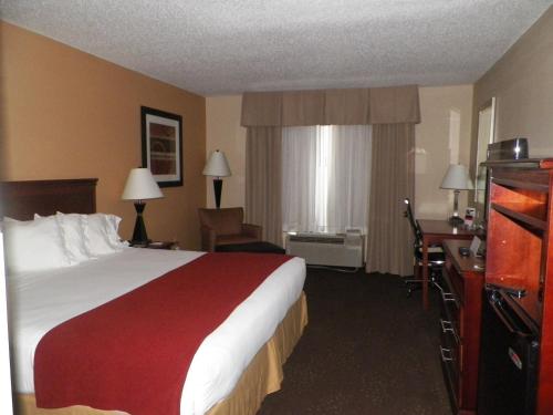 Holiday Inn Express Hotel & Suites Forest an IHG Hotel - image 2