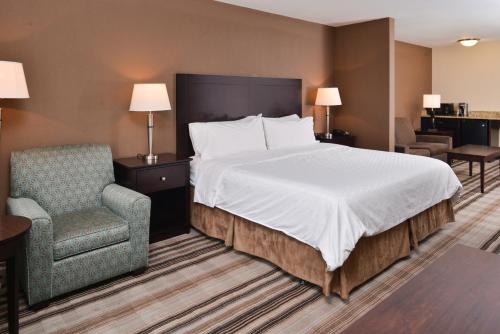 1 king bed, 1 sofa bed