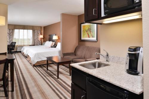 Holiday Inn Express & Suites Emporia Northwest