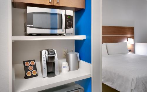 Holiday Inn Express & Suites - Gainesville I-75, an IHG Hotel