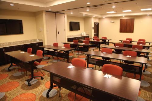 스테이브리지 스위트 그랜드 포크스 바이 IHG - 회의실/연회장