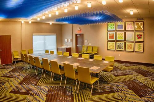 Holiday Inn Express & Suites - Detroit Northwest - Livonia an IHG Hotel - main image