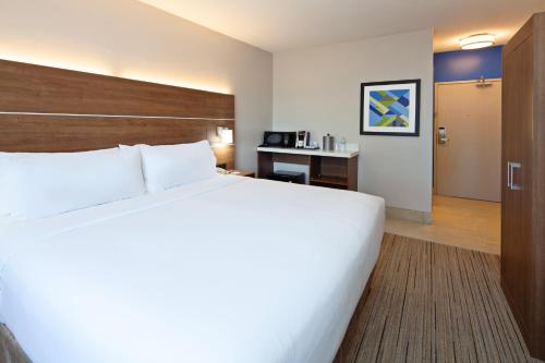 Holiday Inn Express Hotel & Suites San Diego-Escondido, an IHG Hotel