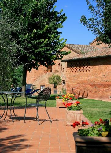  Apartments in Acquaviva di Montepulciano 24039, Pension in Acquaviva