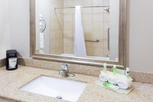 Holiday Inn Express Hotel & Suites Alvarado by IHG in Alvarado, USA