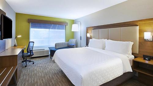 Holiday Inn Express & Suites Grand Rapids Airport North, an IHG Hotel