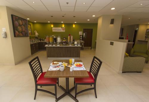 Food and beverages, Holiday Inn Express & Suites Guadalajara Aeropuerto By IHG in Tlaquepaque