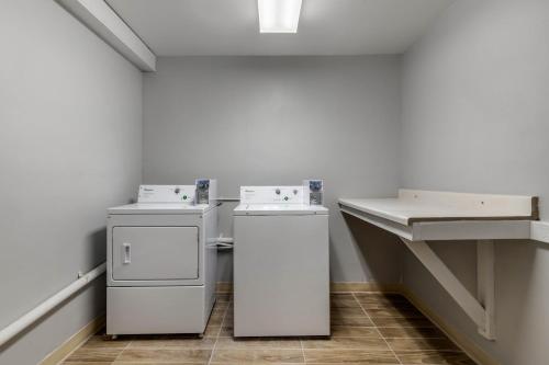 Days Inn by Wyndham San Antonio Downtown - image 3